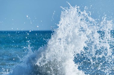 Güneşli bir günde deniz suyu dalgası.