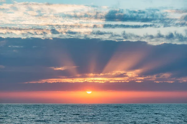 Cielo Atardecer Sobre Tranquila Superficie Del Mar — Foto de Stock