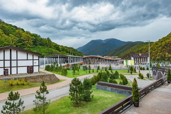 Utsikt Över Torget Vid Stationen Vid Molnigt Dagtid Roza Khutor — Stockfoto