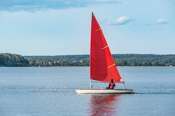 Ragazzo Adolescente Sullo Yacht Sport Acquatici Sani — Foto Stock