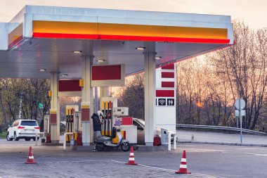 Benzin istasyonunun gün batımı manzarası.