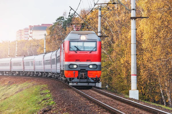 Személyvonat Őszi Erdő Mellett Halad Napkeltekor — Stock Fotó