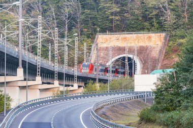 Yolcu treni tünelden hareket ediyor. Kafkaslar. Rusya.