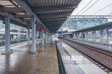 Sochi, Rusya - 19 Ekim 2020: Yağmurlu akşam saatlerinde Adler tren istasyonunun yolcu platformları.