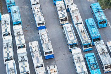 Birçok eski troleybüs park yerinde duruyor. Moskova, Rusya.