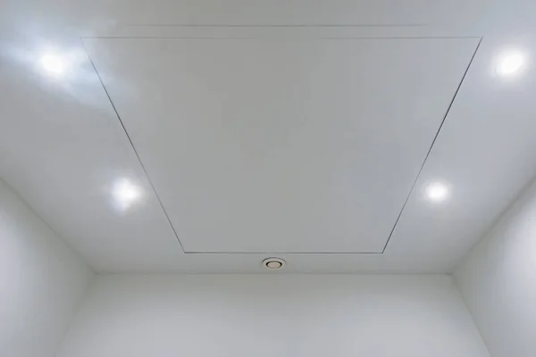 白色办公室天花板 配有照明和通风设备 — 图库照片