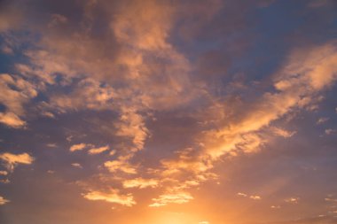 Yağmurdan sonra gün batımında gökyüzünde inanılmaz bulut manzarası