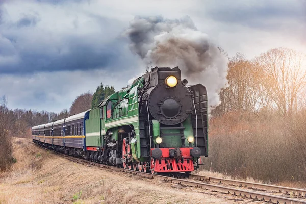 Pociąg Parowy Porusza Się Jesienią — Zdjęcie stockowe