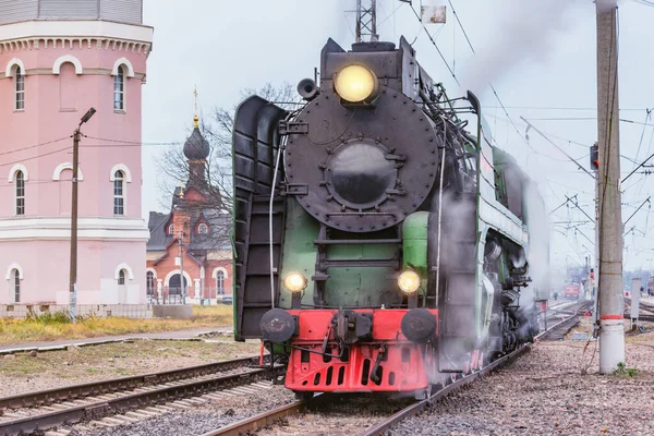 レトロな蒸気機関車が駅から出発する アレクサンドロフ ロシア — ストック写真