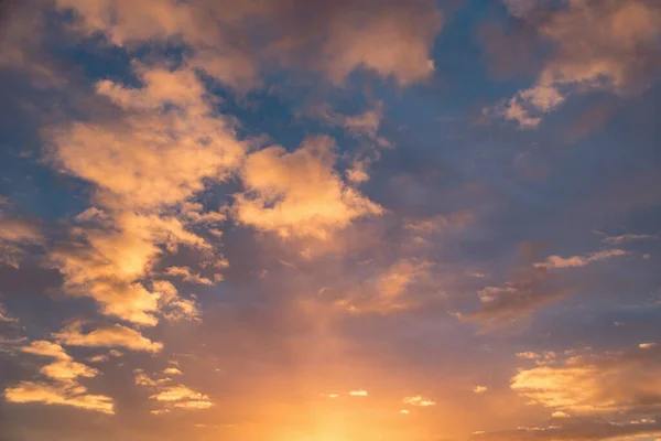 雨の後の日没時の空の素晴らしい雲の風景 — ストック写真