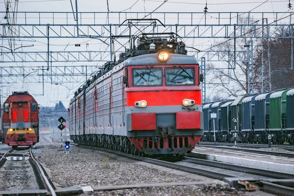 Locomotivas de carga se movimentam na estação — Fotografia de Stock