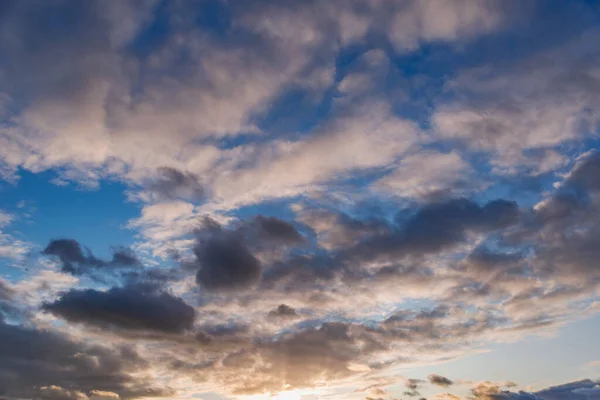 Удивительный облачный ландшафт на небе на закате времени после дождя — стоковое фото