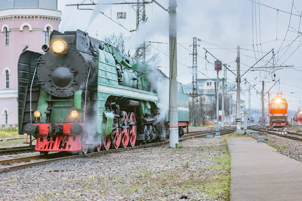 レトロな蒸気機関車が駅から出発する アレクサンドロフ ロシア — ストック写真