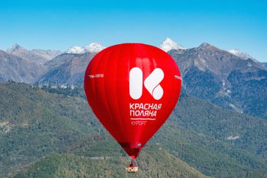 Krasnaya Polyana, Rusya - 13 Ekim 2019: Dağlık arka planda kırmızı sıcak hava balonu uçuşu.