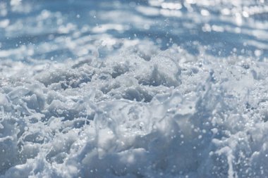 Güneşli bir günde deniz suyunun bulanık dalgası. Karadeniz.