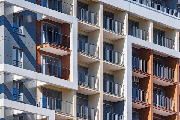 Sochi, Rusya - 08 Ekim 2020: Yeni apartmanın balkonları ve pencereleri.