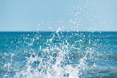 Güneşli bir günde deniz suyu dalgası. Karadeniz.