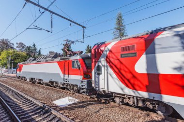 Yolcu treni ana tren istasyonundan ayrılmaya hazır. Soçi. Rusya.