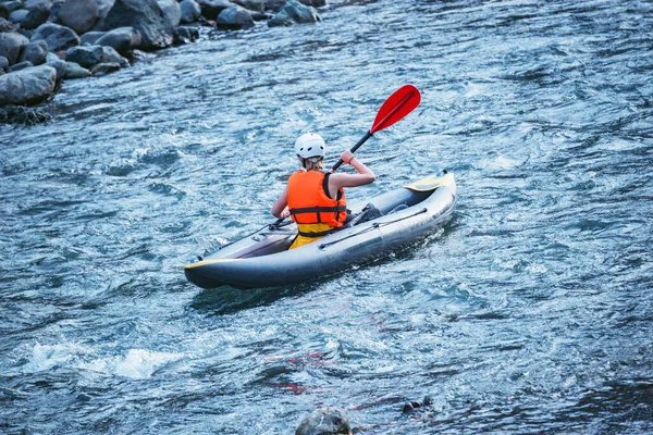 Junge Frau Treibt Mit Schlauchboot Auf Dem Bergfluss — Stockfoto