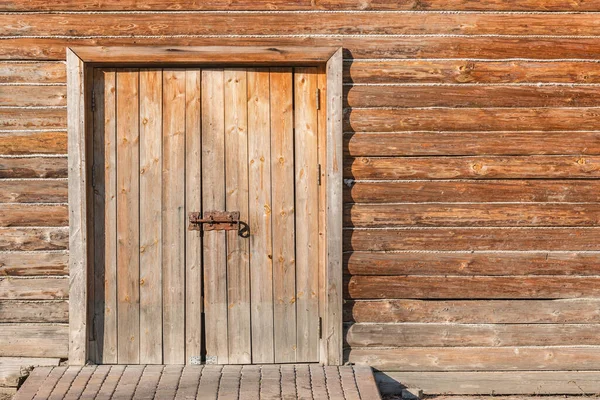 Porta da velha casa de madeira. — Fotografia de Stock