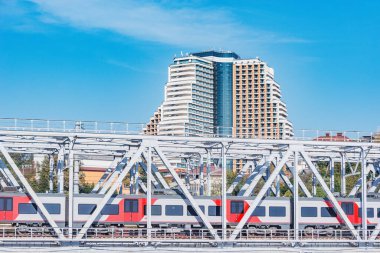 Yolcu treni köprüden geçiyor. Soçi...