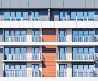 Yeni apartmanın balkonları ve pencereleri.