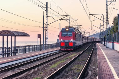 Yolcu treni Karadeniz kıyısından geçiyor. Rusya.