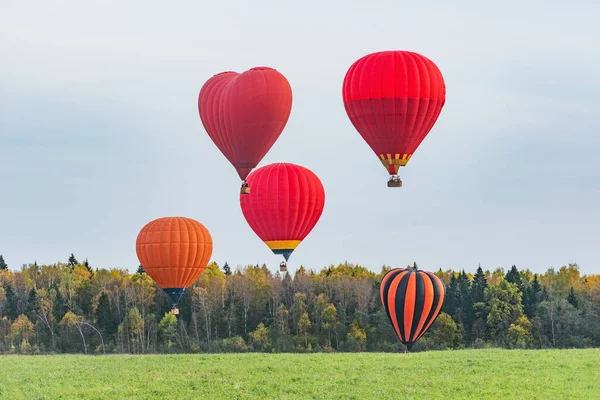 Ranní Let Horkovzdušných Balónů Nad Krajinou — Stock fotografie