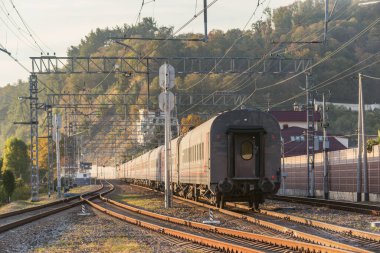 Yolcu treni Dagomys istasyonundan geçiyor. Soçi. Rusya.