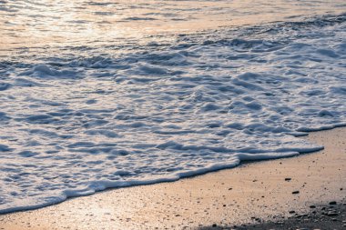 Akşam vakti deniz suyu dalgası. Karadeniz.