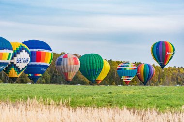 Dmitrov, Rusya - 03 Ekim 2020: Sıcak hava balonlarının kırsal kesimde sabah uçuşu.