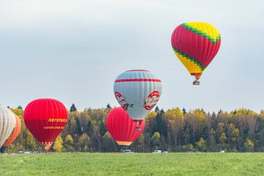 Dmitrov, Rusya - 03 Ekim 2020: Sıcak hava balonlarının kırsal kesimde sabah uçuşu.