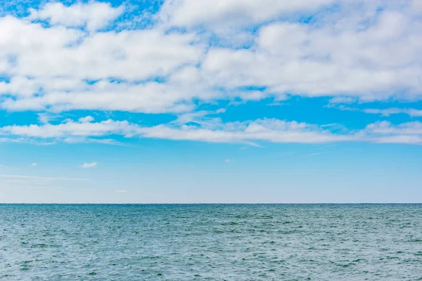 Cielo Sobre Tranquila Superficie Del Mar Durante Día — Foto de Stock