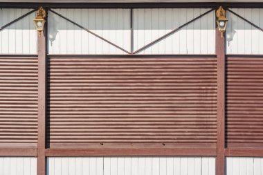 Sokak barının kapalı pencere perdeleri.