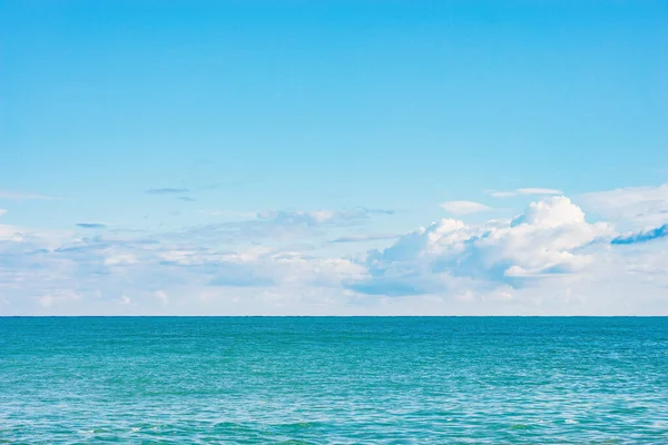Gündüz vakti denizin yüzeyinde gökyüzü.