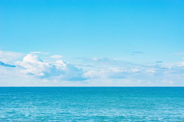 Gündüz vakti denizin yüzeyinde gökyüzü.