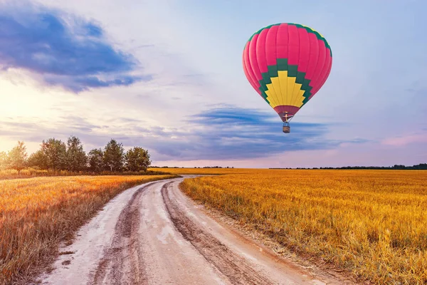 Volo Mattutino Della Mongolfiera Sopra Campagna — Foto Stock