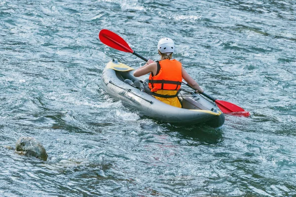 Jonge Vrouw Drijft Door Opblaasbare Boot Berg Rivier — Stockfoto