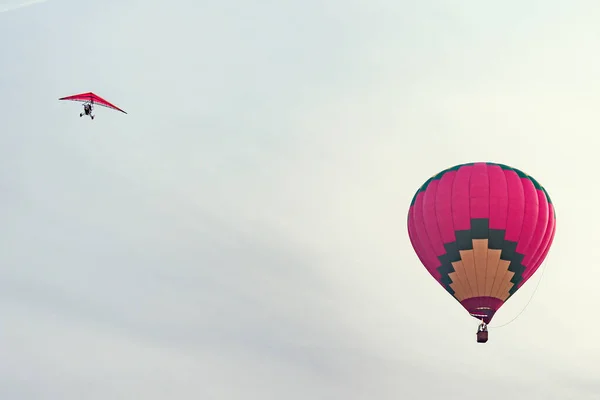日没の空の熱気球と飛行機の朝のフライト — ストック写真