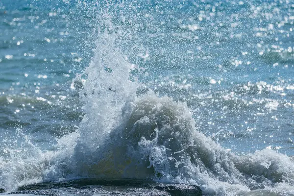 Vlna mořské vody za slunečného dne. — Stock fotografie