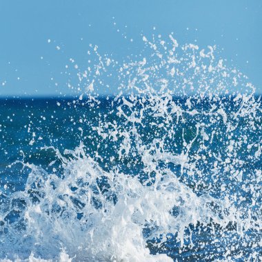 Güneşli bir günde deniz suyu dalgası. Karadeniz.
