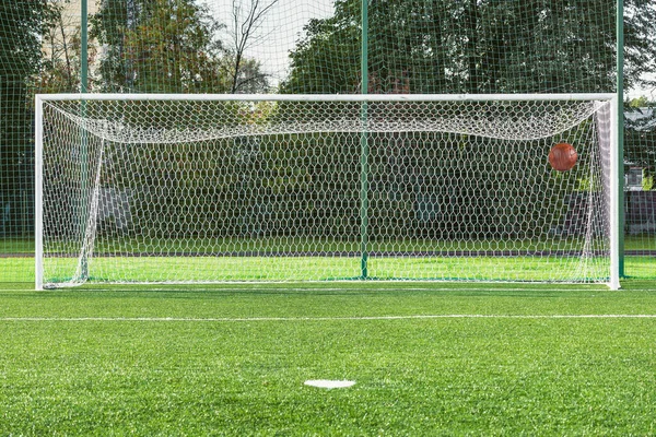 Utsikt Över Fotbollsporten Och Bollen Inuti — Stockfoto