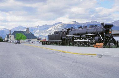 Buharlı lokomotif tren istasyonunun yanındaki meydanda duruyor. Jasper mı? Kanada.