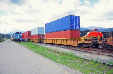 Jasper 'daki yük treni. Alberta. Kanada.