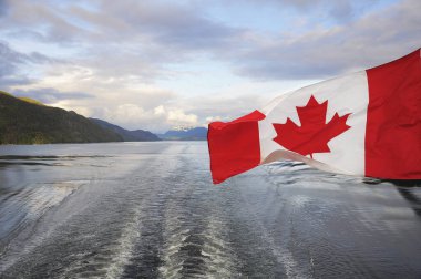 Pasifik Okyanusu arka planında Kanada bayrağı. Kanada.