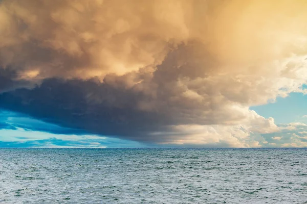 Штормовое Небо Над Спокойной Поверхностью Моря Закате — стоковое фото