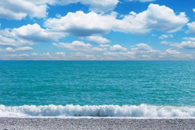 Gündüz vakti denizin yüzeyinde gökyüzü.