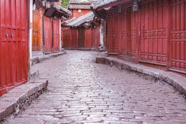 Boş şehir sokağının gün doğumu manzarası. Lijiang..