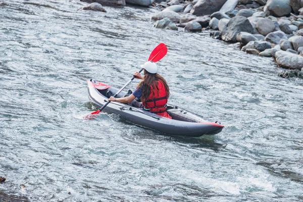 Junge Frau Treibt Mit Schlauchboot Auf Dem Bergfluss — Stockfoto