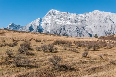 Lijiang 'dan gündüz vakti dağ manzarası. Yunnan vilayeti. Çin.